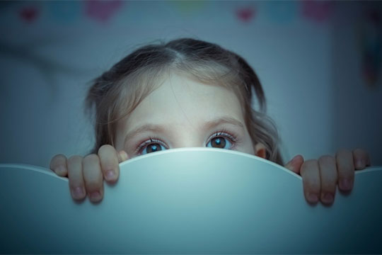 چگونه می‌توانیم با ترس‌ها و اضطرابات فرزندان مواجه شویم و آن‌ها را کمک کنیم؟