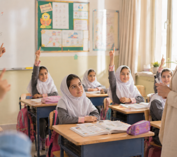 دختر دبستانی که در کلاس حرف نمی‌زند