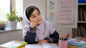 دختر دبستانی باهوش که در مدرسه نتیجه دلخواه نمی‌گیرد