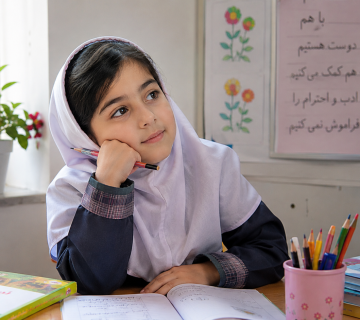 دختر دبستانی باهوش که در مدرسه نتیجه دلخواه نمی‌گیرد